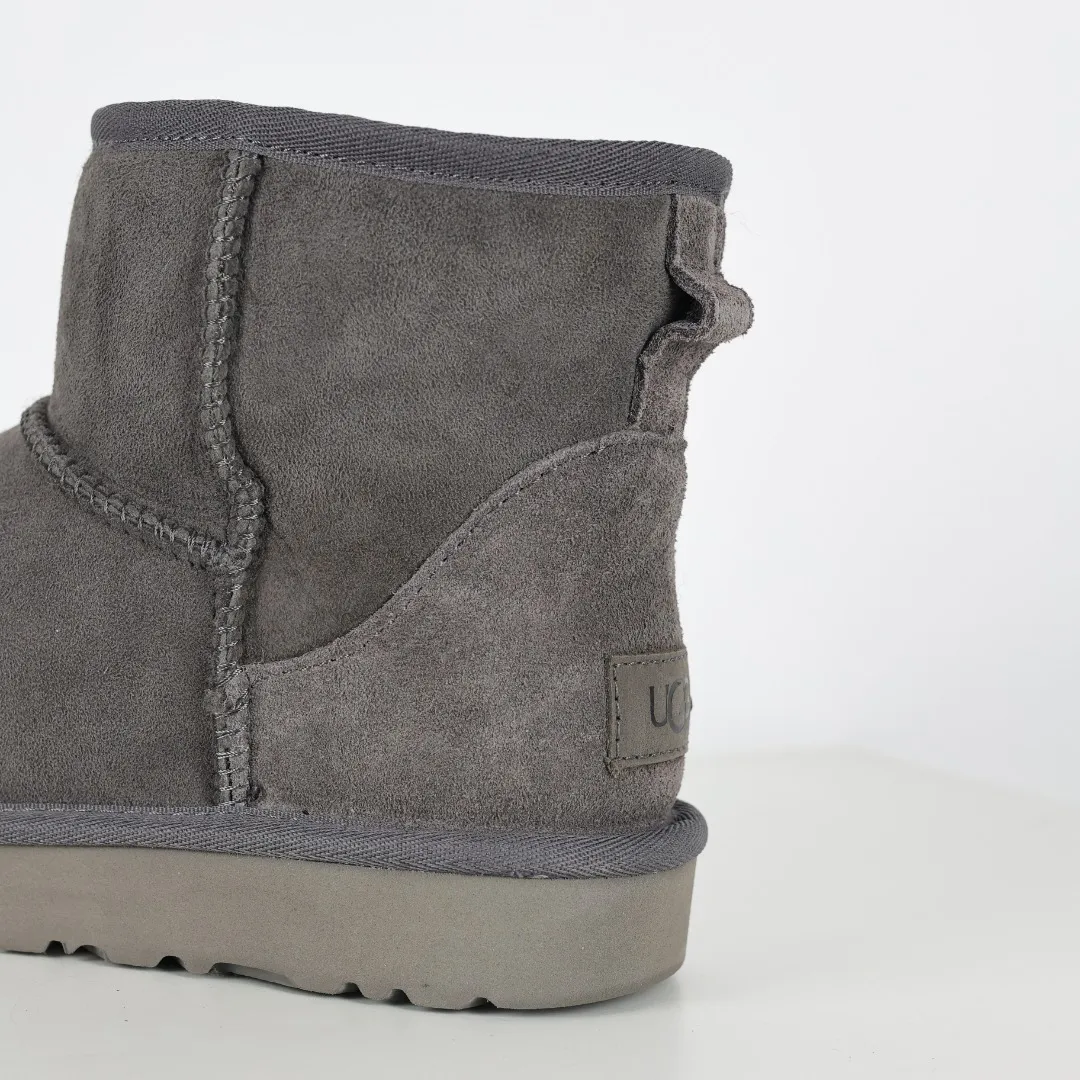 Pick up locally 💰540 Core recommendation Good price Cashmere insoles are a very suitable choice for keeping warm in winter and at home. In the new year, uug launched a series of styles, which are partial to the preferences of young consumers and have also moved to the forefront of fashion trends. Shoe body material Water-repellent coated suede upper 17mm UGGPURE™ implanted wool insole Lightweight non-slip comfortable rubber outsole With brand LOGO Trademark Comes with a full set of packaging Size: 35 36 37 38 39 40 41 42 43 44